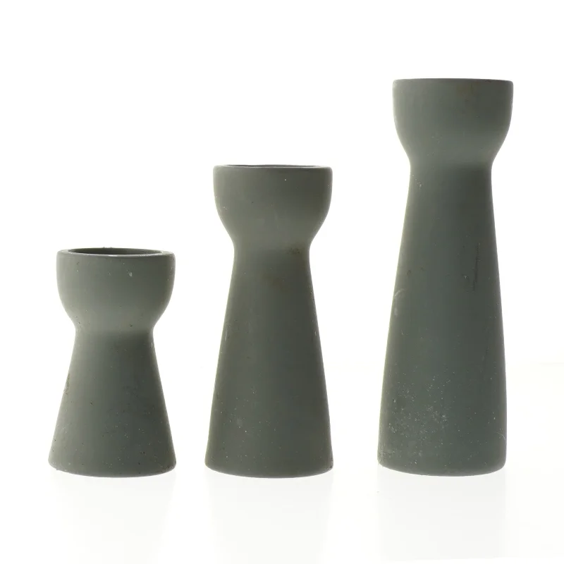 Tre grå lysestager (str. Ø. 6 cm. længde. 19 cm. 15 cm. og. 10,5 cm)