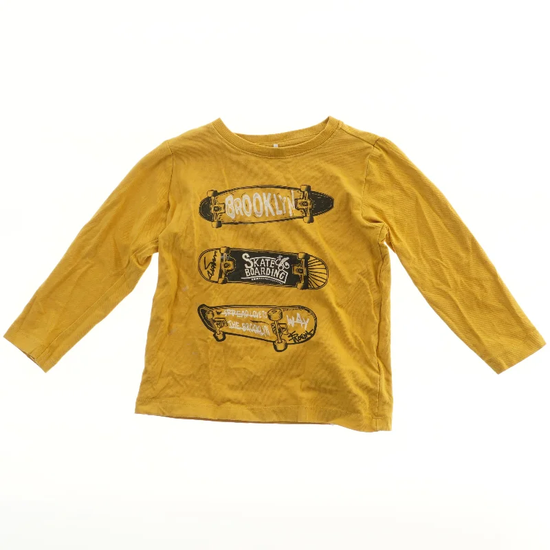 Langærmet gul t-shirt fra name it med skateboardprint fra Name It (str. 92)