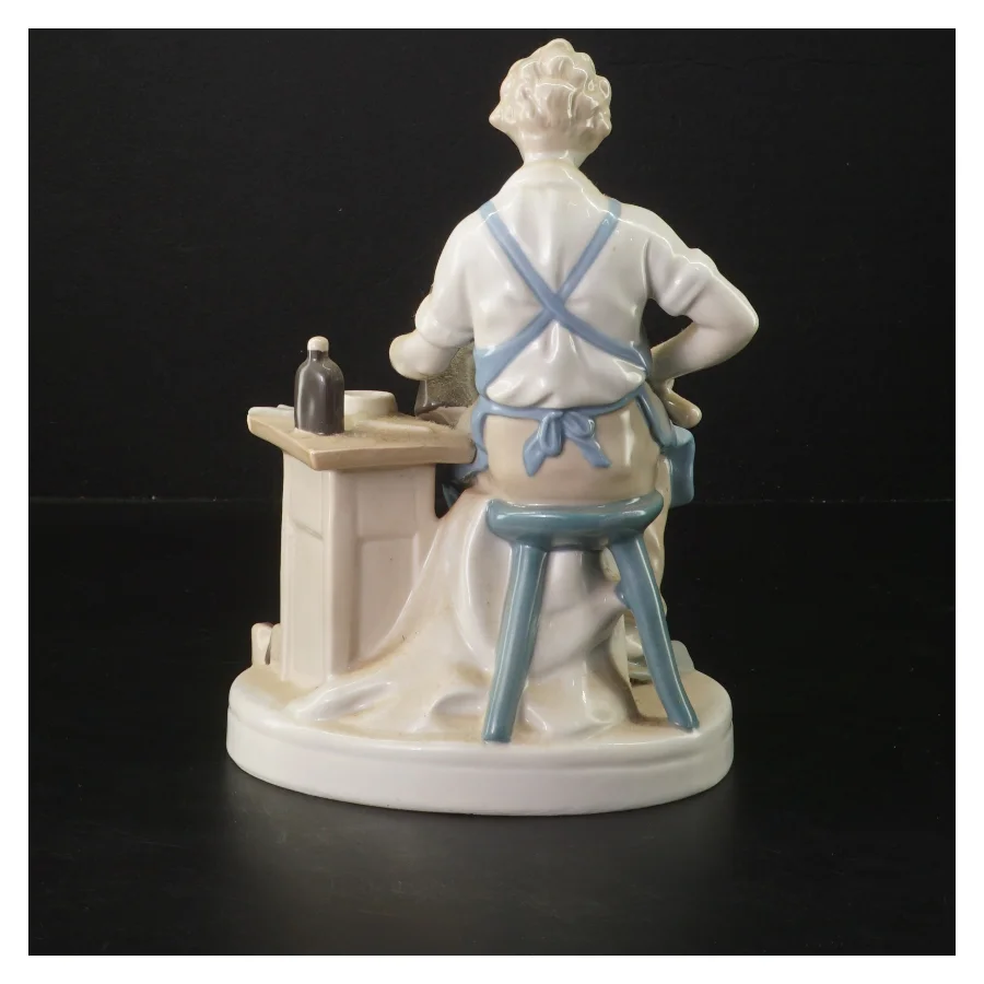 Porcelænsfigur af skomager (str. 21 cm)