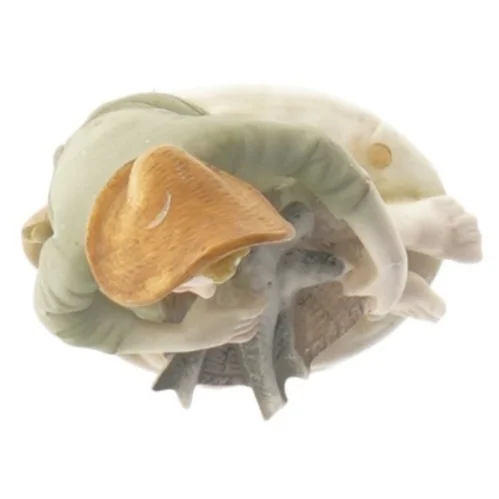 Porcelænsfigur af pige med kurv fra Kjellerup (str. 15,5 cm)