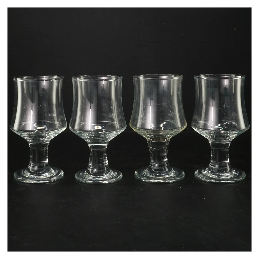 Fire glas på fod (str. 15 cm)