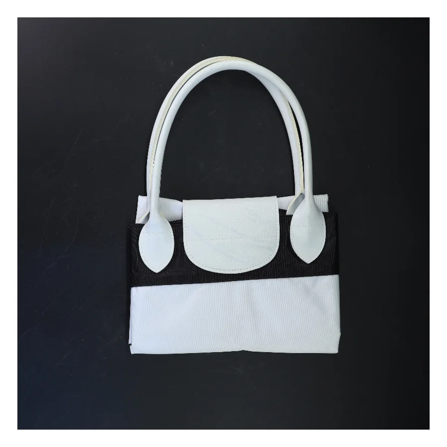 Hvid taske (str. 24x15 cm)