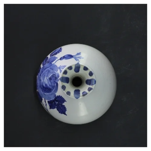 Keramisk vase med blåt blomsterdesign (str. Ø 9xh 17 cm)