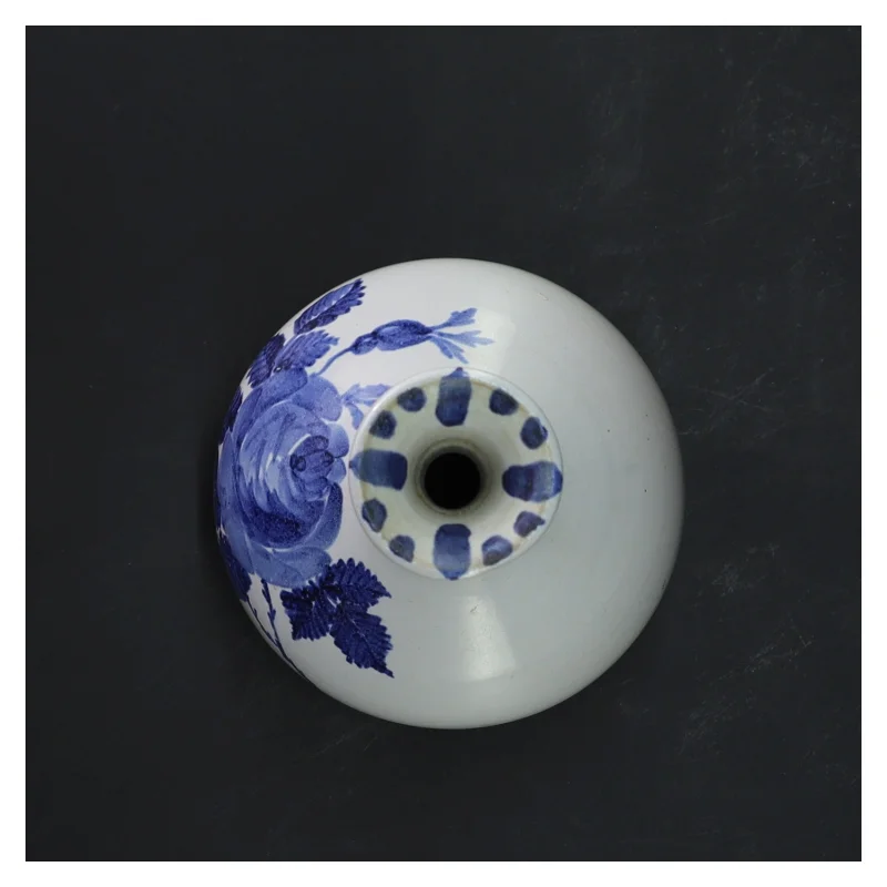 Keramisk vase med blåt blomsterdesign (str. Ø 9xh 17 cm)