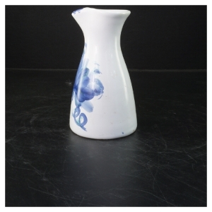 Porcelæns kande med blå blomstermotiv (str. 17x9,5 cm)