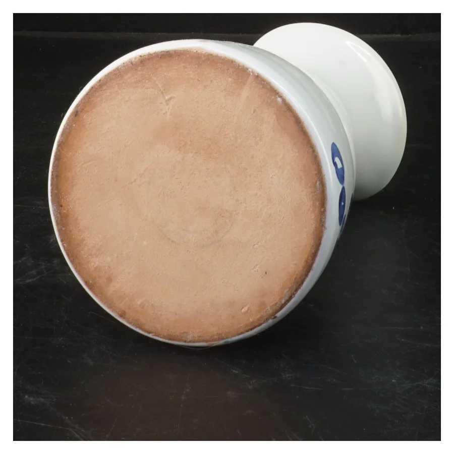 Porcelæns kande med blå blomstermotiv (str. 17x9,5 cm)