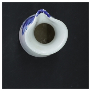 Porcelæns kande med blå blomstermotiv (str. 17x9,5 cm)