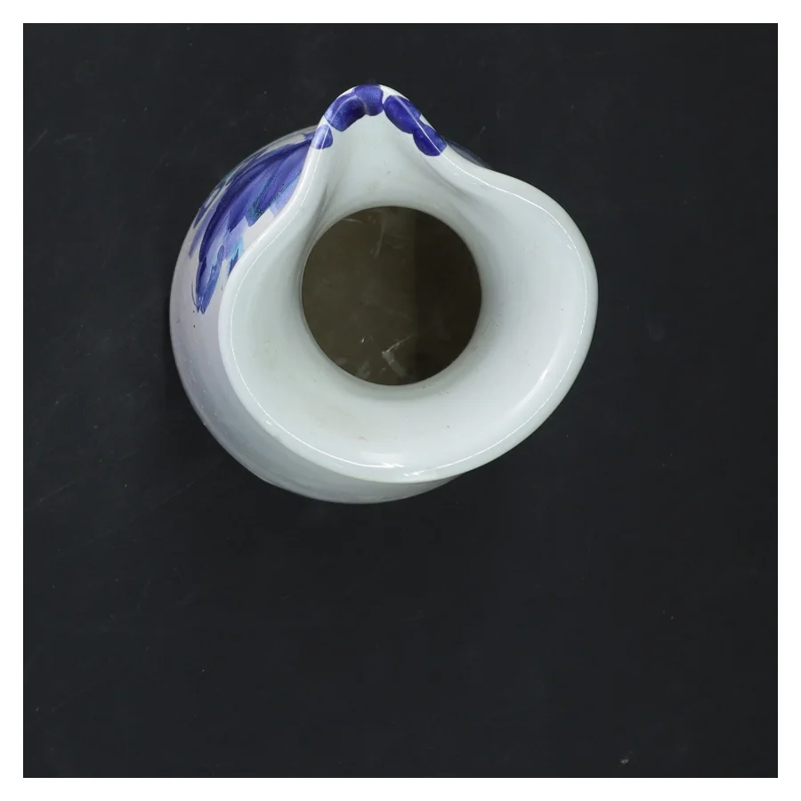 Porcelæns kande med blå blomstermotiv (str. 17x9,5 cm)