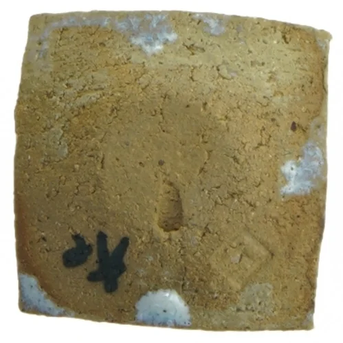 Dekorativ keramikkvadrat med blå glasdetalje (str. 7,5x7 cm)