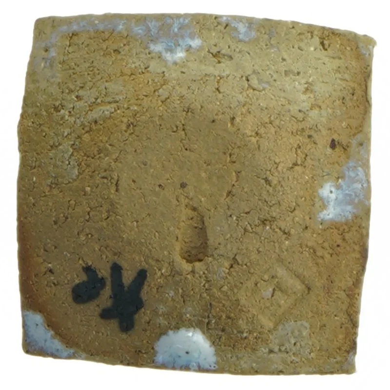 Dekorativ keramikkvadrat med blå glasdetalje (str. 7,5x7 cm)