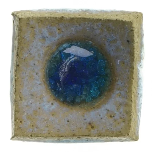 Dekorativ keramikkvadrat med blå glasdetalje (str. 7,5x7 cm)