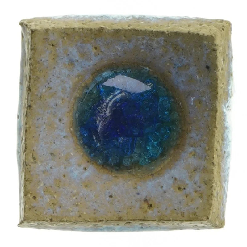Dekorativ keramikkvadrat med blå glasdetalje (str. 7,5x7 cm)