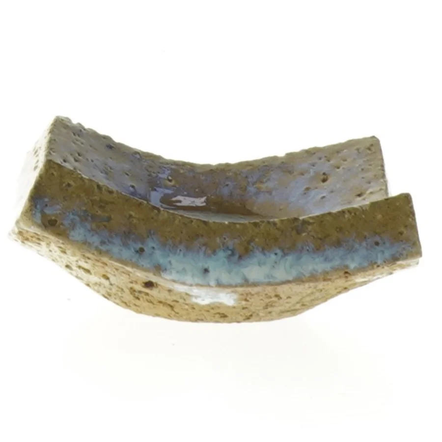 Dekorativ keramikkvadrat med blå glasdetalje (str. 7,5x7 cm)