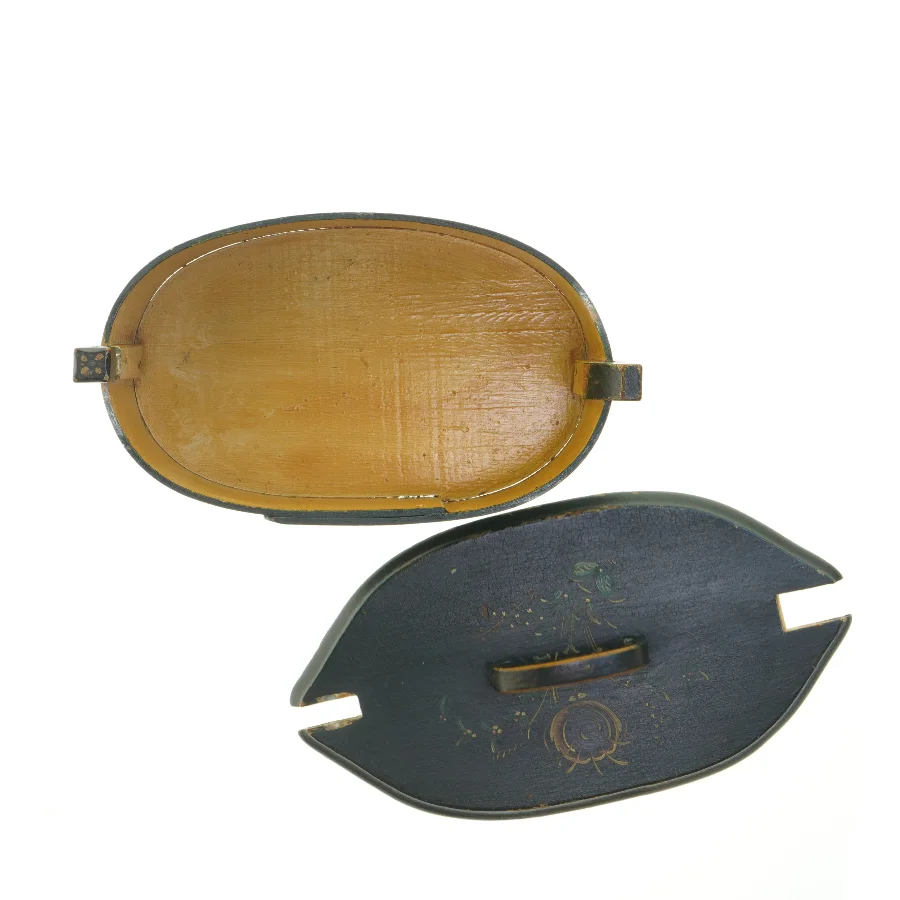 Dekorativ trækasse med låg (str. 27x13 cm)