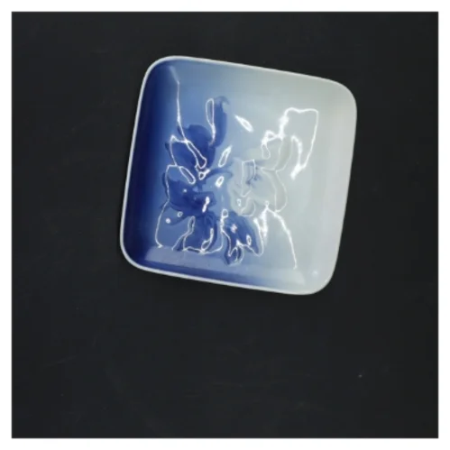 Rektangulær porcelænsbakke med blå blomstermønster fra Royal Copenhagen (str. 12,5x12,5 cm)