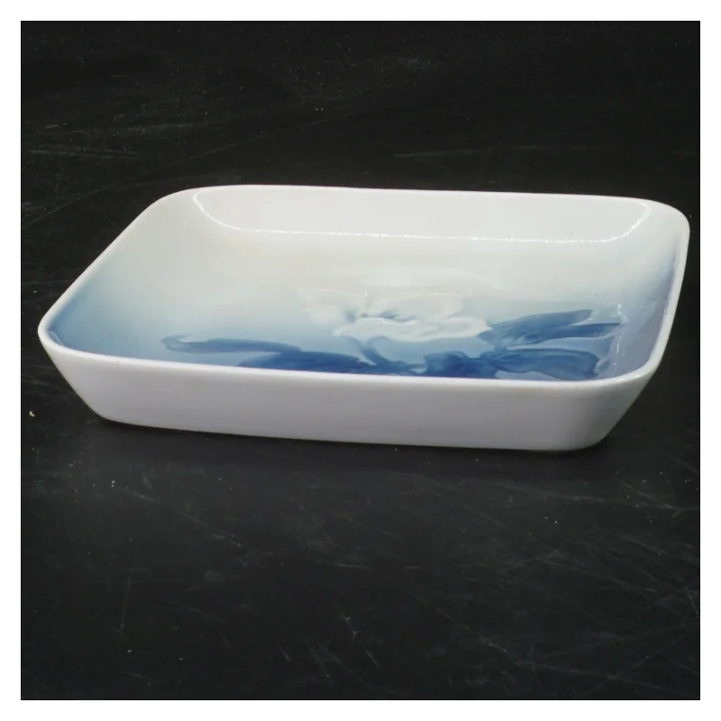 Rektangulær porcelænsbakke med blå blomstermønster fra Royal Copenhagen (str. 12,5x12,5 cm)