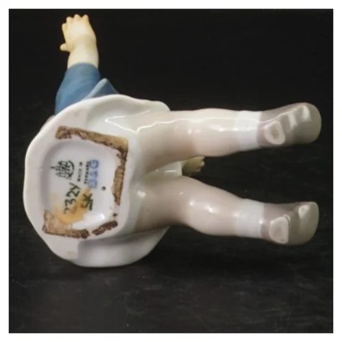 Porcelænsfigur af barn fra B&G (str. H. 11,5 cm)