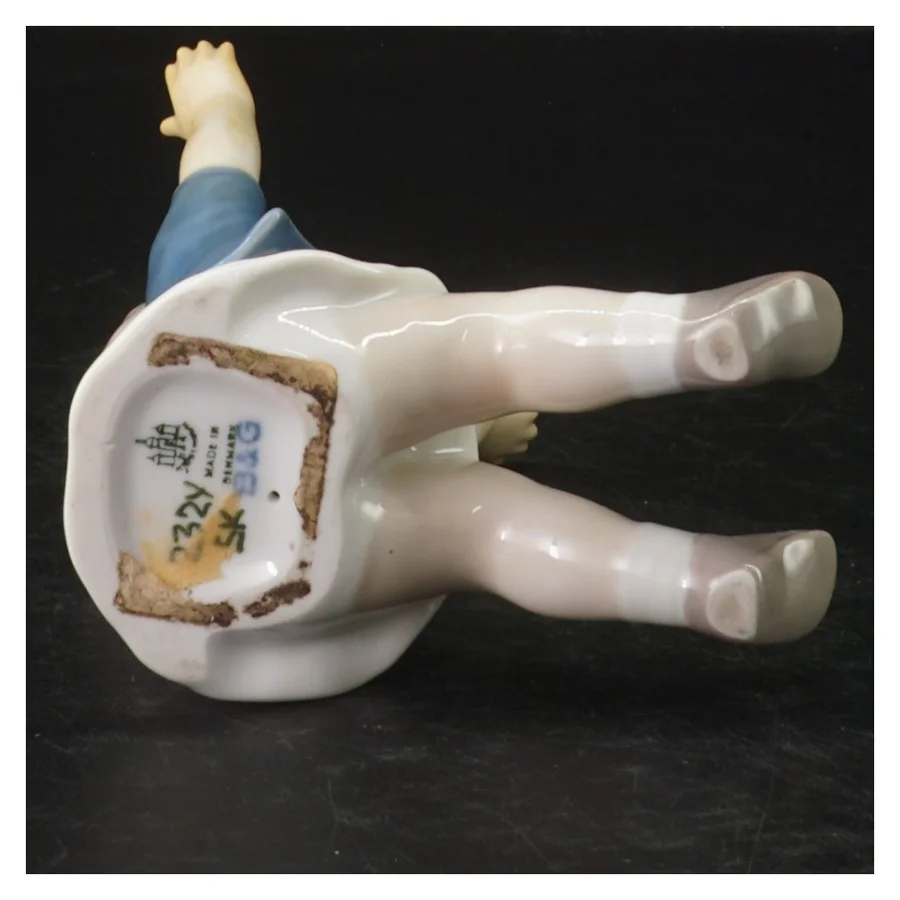 Porcelænsfigur af barn fra B&G (str. H. 11,5 cm)