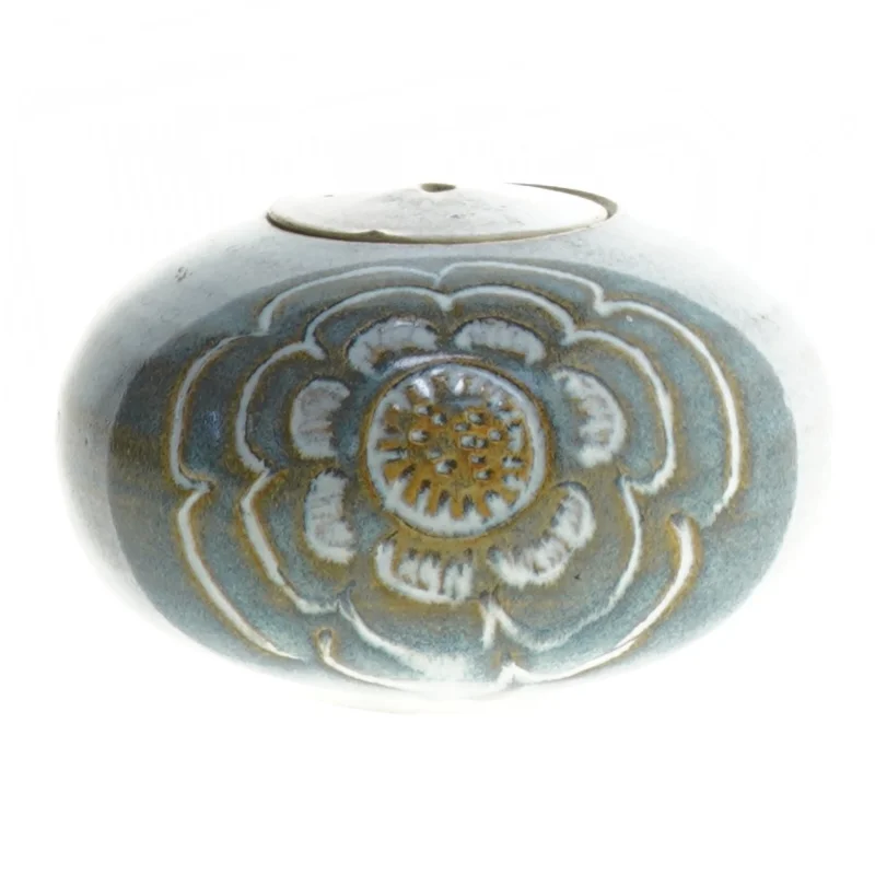 Keramik vase med blomsterdesign fra Hellerøe (str. 11 cm)