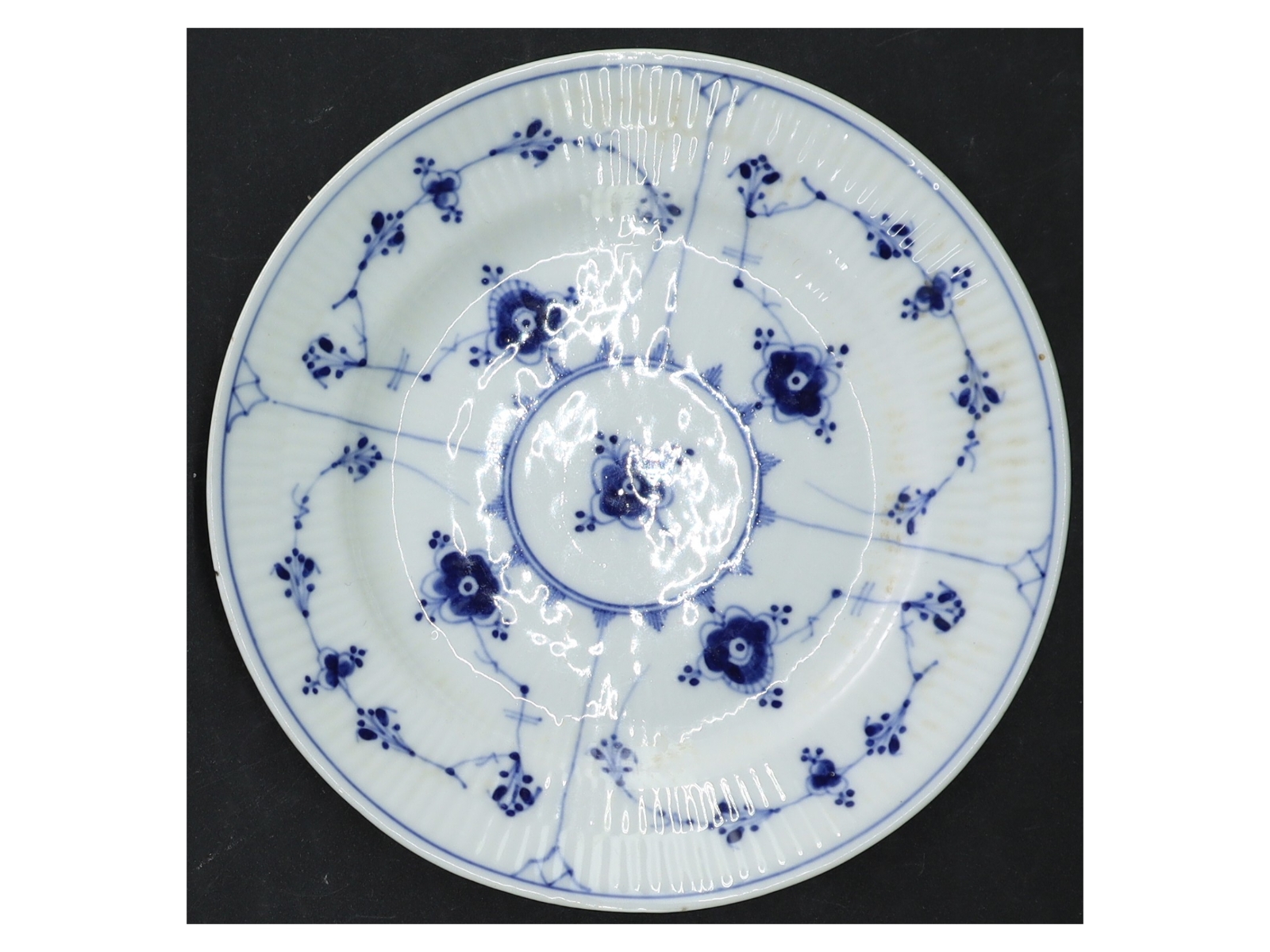 Porcelæn tallerken fra Royal Copenhagen, musselmalet (str. Ø 17 cm)