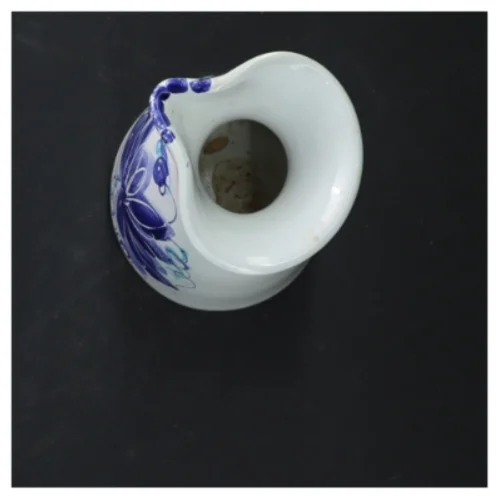 Keramisk kande med blåt blomsterdesign (str. 16,5x9,5 cm)