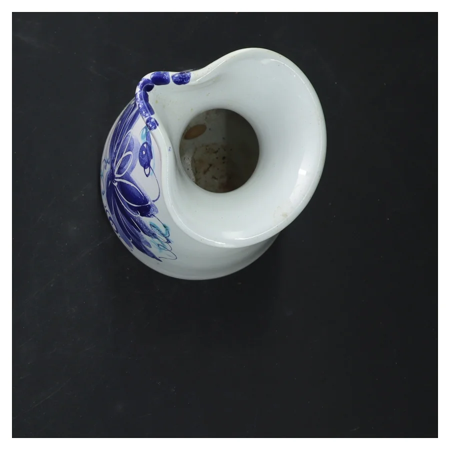 Keramisk kande med blåt blomsterdesign (str. 16,5x9,5 cm)