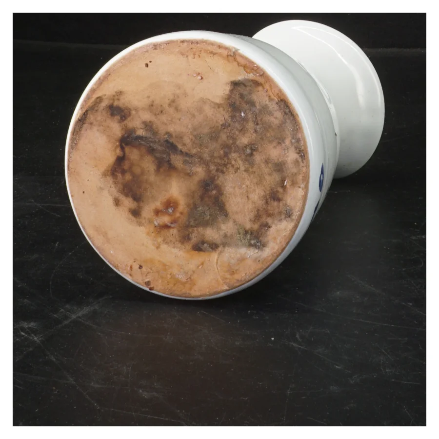 Keramisk kande med blåt blomsterdesign (str. 16,5x9,5 cm)