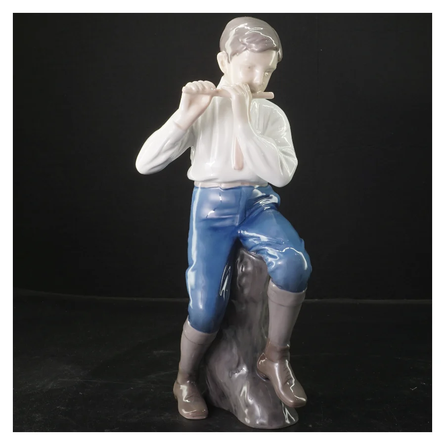 Porcelænsfigur af dreng fra B&G (str. 30x13 cm)