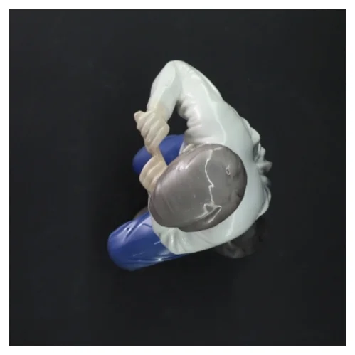 Porcelænsfigur af dreng fra B&G (str. 30x13 cm)