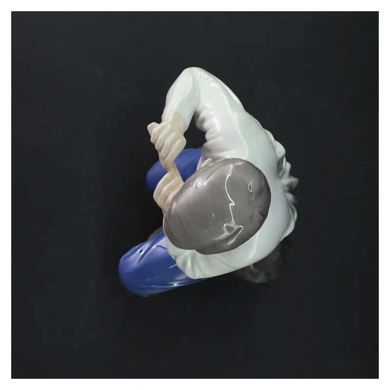 Porcelænsfigur af dreng fra B&G (str. 30x13 cm)