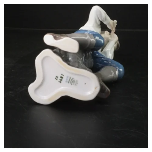 Porcelænsfigur af dreng fra B&G (str. 30x13 cm)