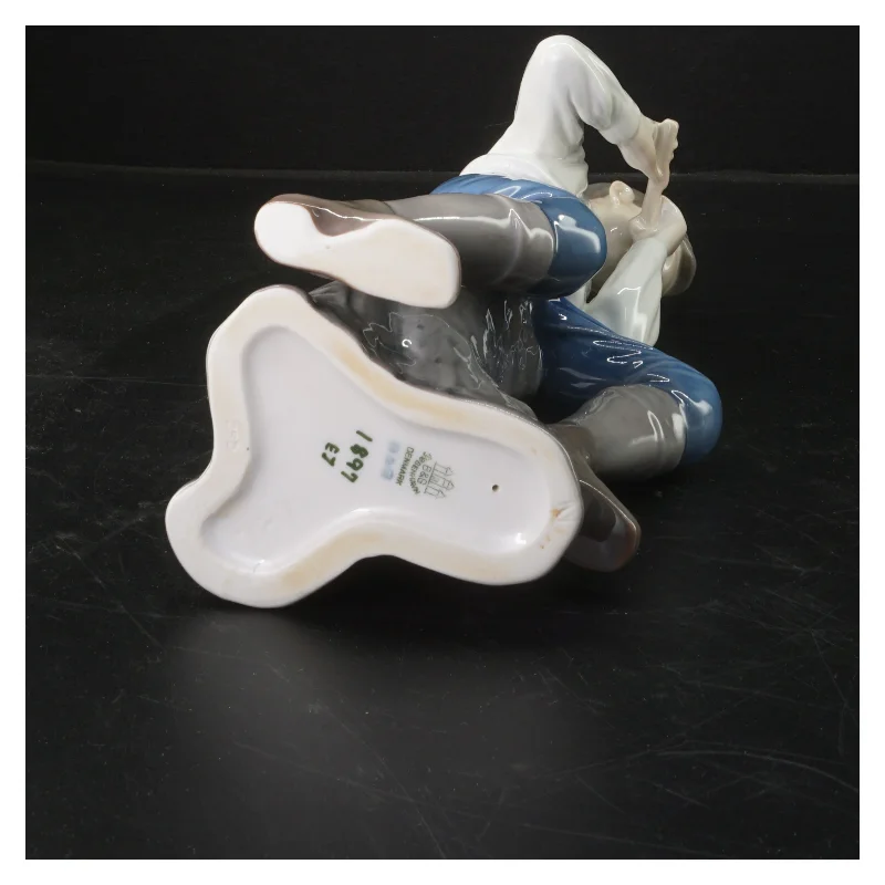 Porcelænsfigur af dreng fra B&G (str. 30x13 cm)
