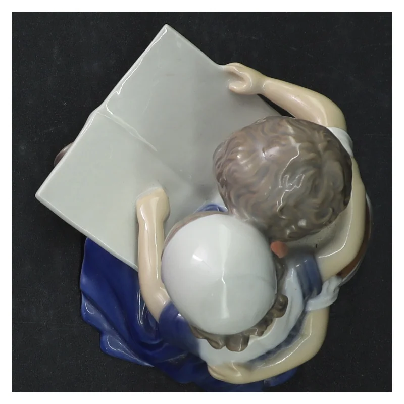 Porcelænsfigur af børn der læser fra B&G (str. H. 10,5 cm)