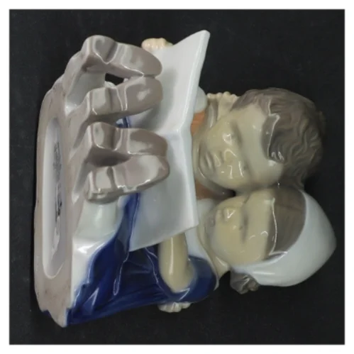 Porcelænsfigur af børn der læser fra B&G (str. H. 10,5 cm)