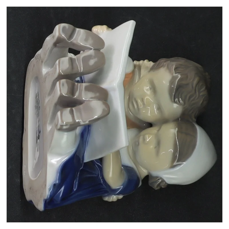 Porcelænsfigur af børn der læser fra B&G (str. H. 10,5 cm)
