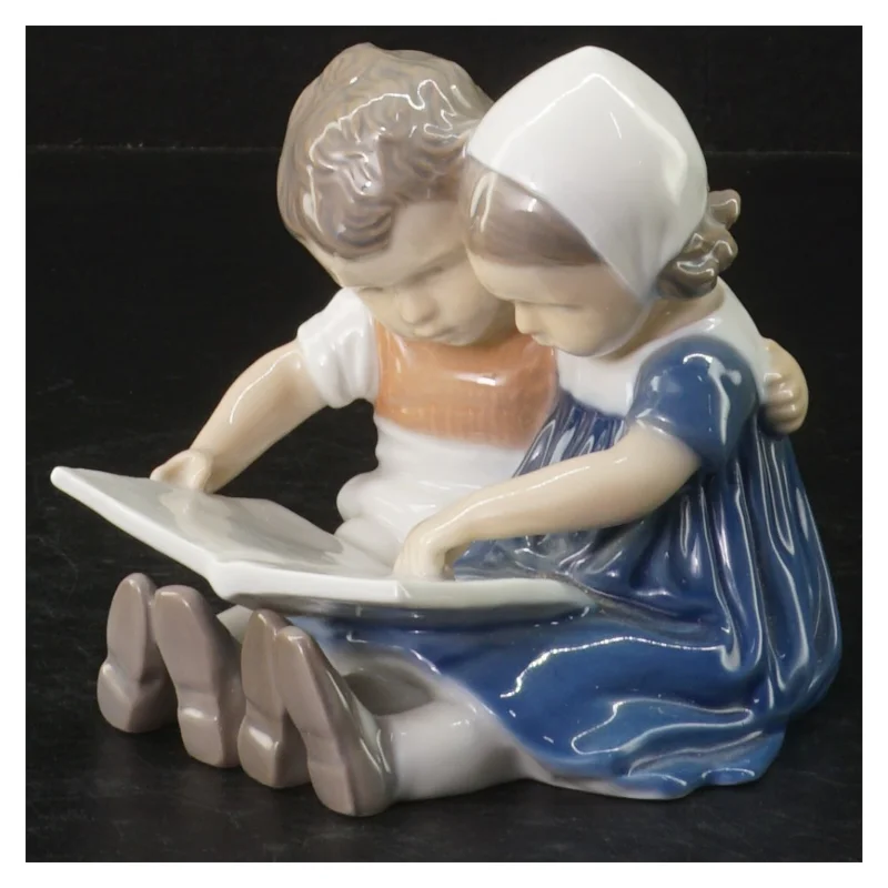 Porcelænsfigur af børn der læser fra B&G (str. H. 10,5 cm)