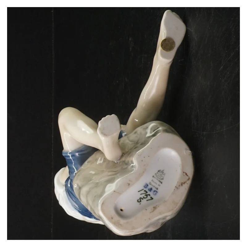  Dreng på sten, Bing & Grøndahl figur nr. 1757 fra B&G (str. H. 20,5 cm)