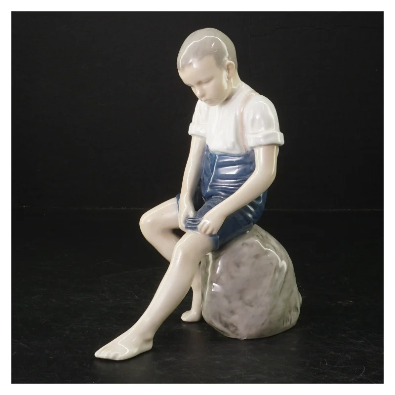  Dreng på sten, Bing & Grøndahl figur nr. 1757 fra B&G (str. H. 20,5 cm)