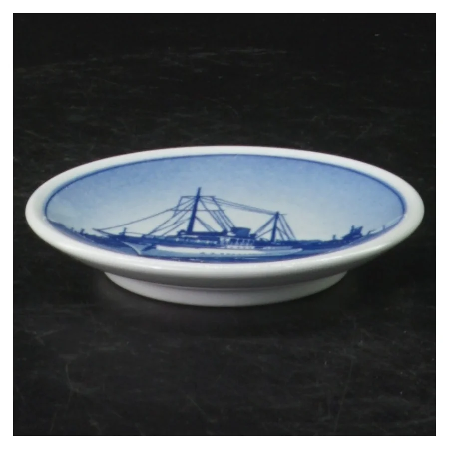 Blåt keramikfad med skibsmotiv fra Royal Copenhagen (str. Ø. 8,5 cm)