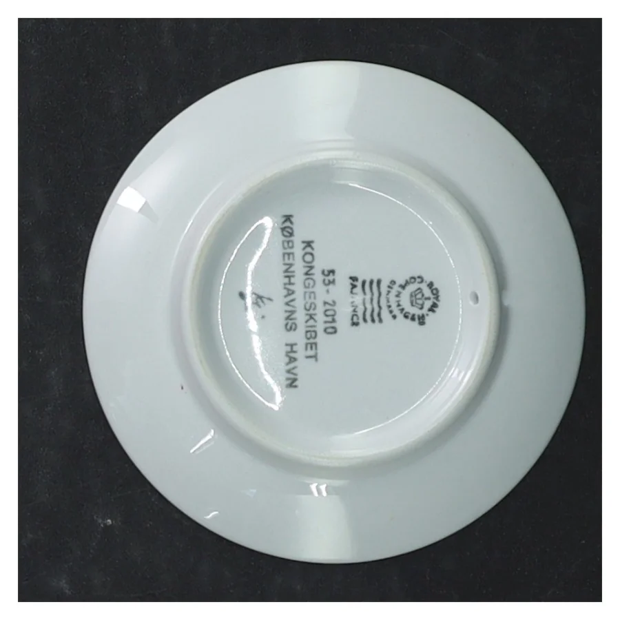 Blåt keramikfad med skibsmotiv fra Royal Copenhagen (str. Ø. 8,5 cm)