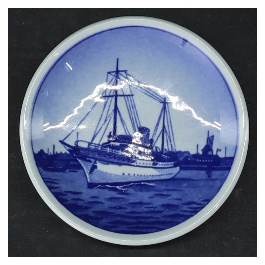 Blåt keramikfad med skibsmotiv fra Royal Copenhagen (str. Ø. 8,5 cm)