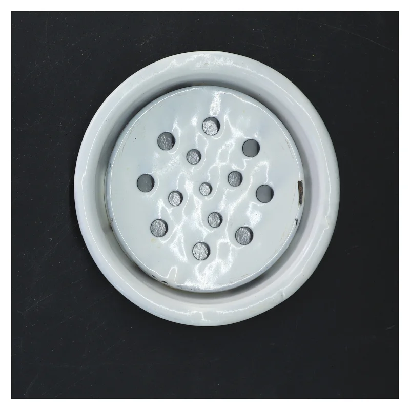 Rund hvid emaljefad med perforeret indsats (str. Ø 14 cm)