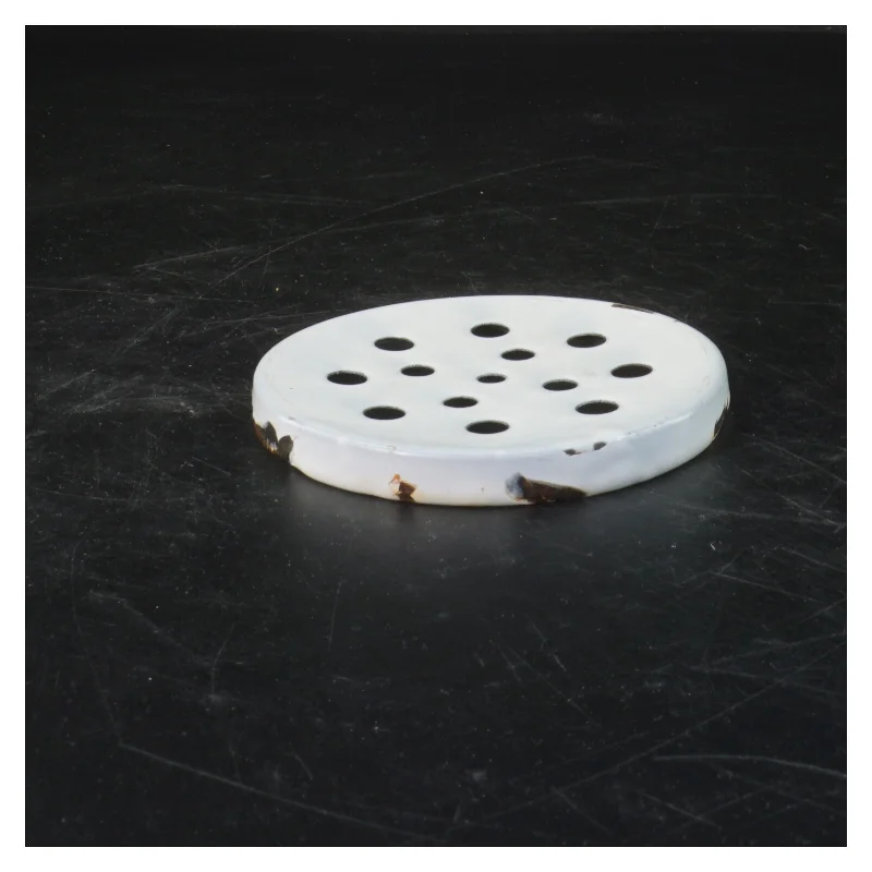 Rund hvid emaljefad med perforeret indsats (str. Ø 14 cm)