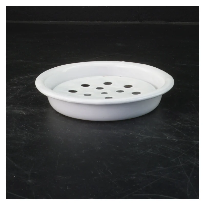 Rund hvid emaljefad med perforeret indsats (str. Ø 14 cm)