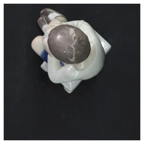 Porcelænsfigur af barn på skammel fra B&G (str. 13x6 cm)