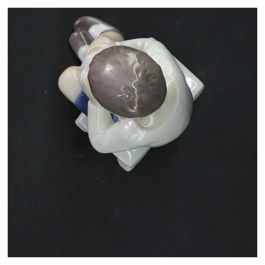Porcelænsfigur af barn på skammel fra B&G (str. 13x6 cm)
