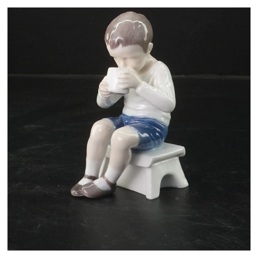 Porcelænsfigur af barn på skammel fra B&G (str. 13x6 cm)
