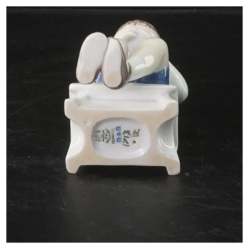 Porcelænsfigur af barn på skammel fra B&G (str. 13x6 cm)