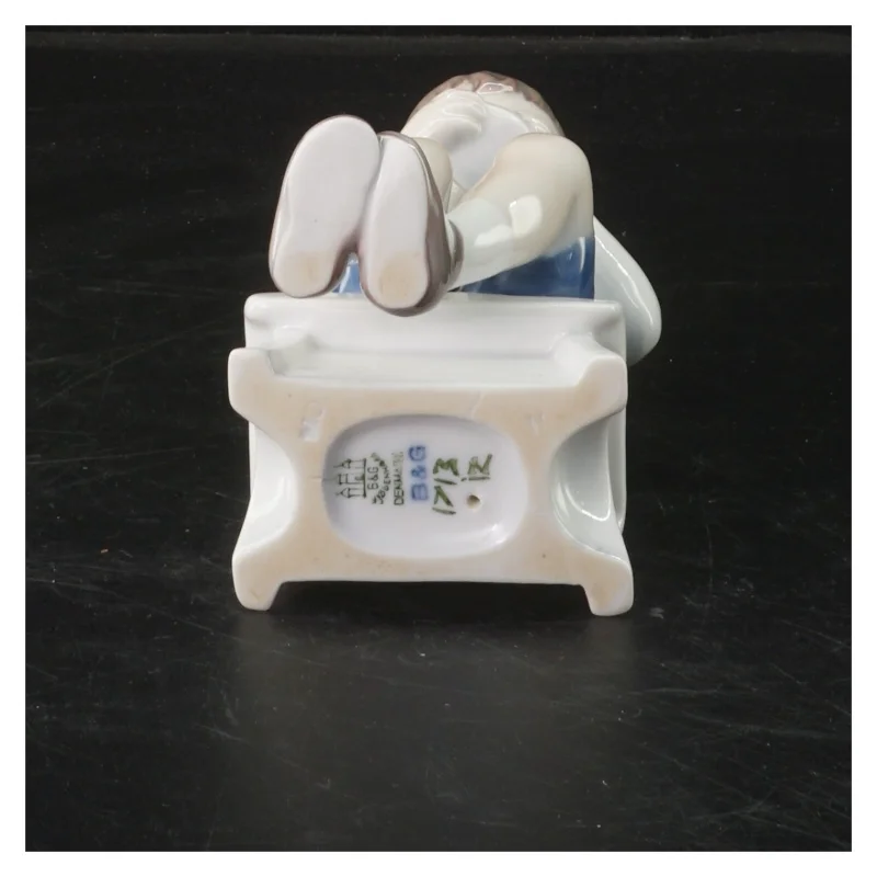 Porcelænsfigur af barn på skammel fra B&G (str. 13x6 cm)
