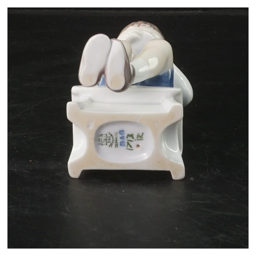 Porcelænsfigur af barn på skammel fra B&G (str. 13x6 cm)